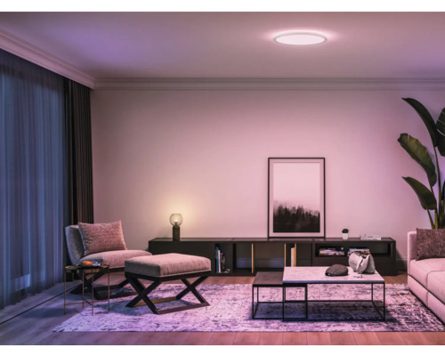 Helles Wohnzimmer mit Deckenleuchte, Sofa, Sessel und Couchtisch