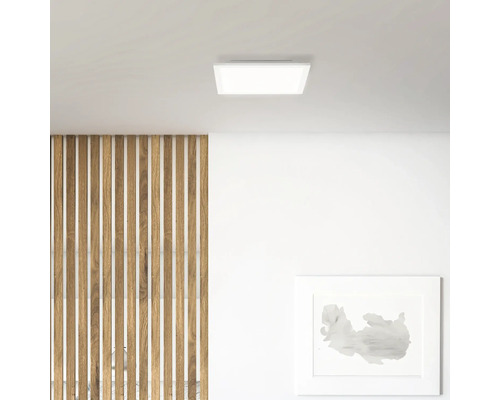 Quadratische Deckenleuchte in einem hellen Raum