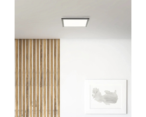 Quadratische Deckenleuchte in einem hellen Raum