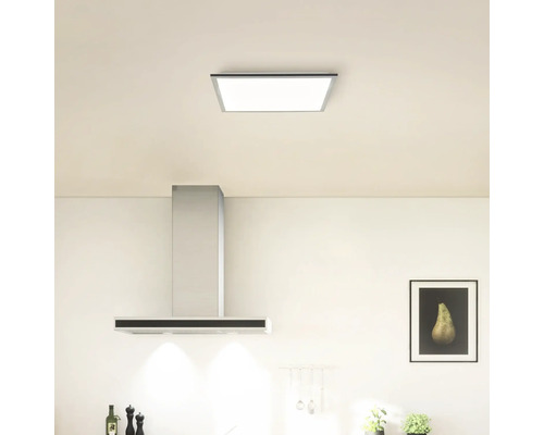 Helle Küche mit Dunstabzugshaube und quadratischer Deckenleuchte