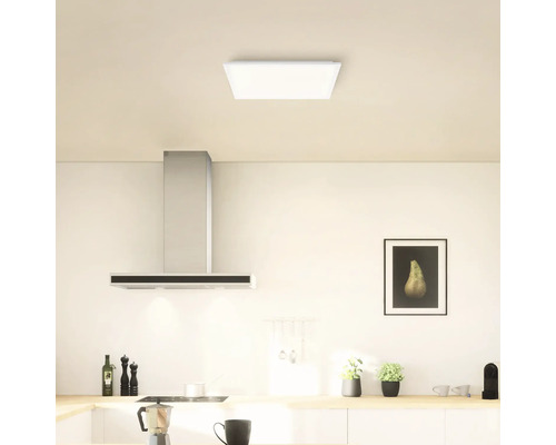 Quadratische Deckenleuchte in einer modernen Küche