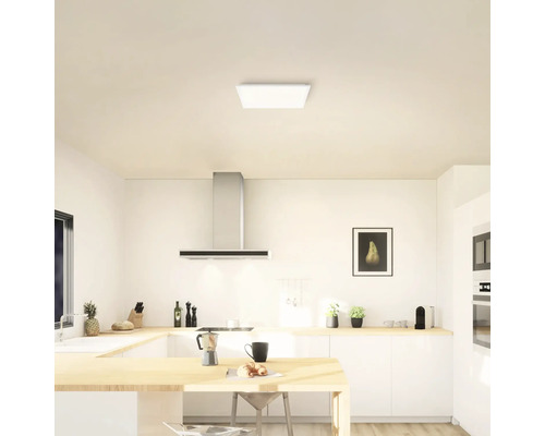 Moderne Küche mit heller Deckenleuchte