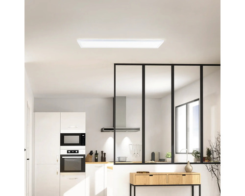 Helle Küche mit moderner Deckenleuchte