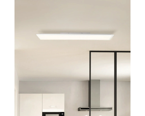 Rechteckige Deckenleuchte in einem hellen Raum