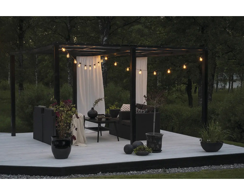 Pergola mit Gartenmöbeln, Beleuchtung und Pflanzen auf einer Terrasse