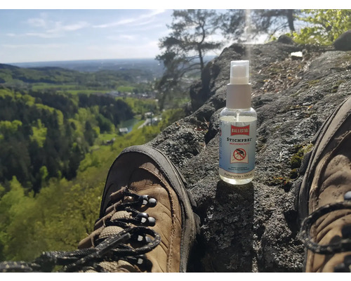 Ballistol Stichfrei Mückenschutz Pumpspray mit Wanderschuhen im Freien