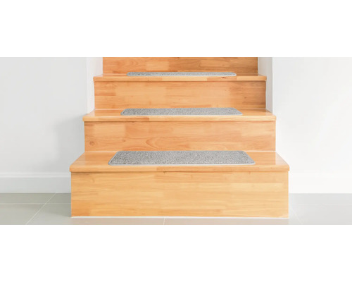 Holztreppe mit grauen Treppenmatten