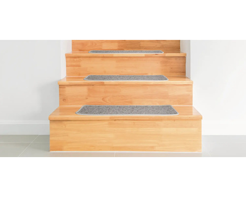 Holztreppe mit Teppichstufenmatten