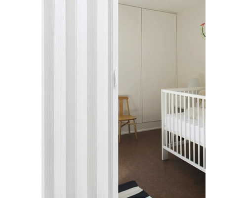 Zimmer mit Schiebetür, Kinderbett und Stuhl