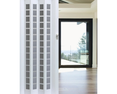 Weiße Falttür mit transparenten Einsätzen in einem hellen Raum