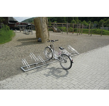Fahrrad an Fahrradständer im Außenbereich