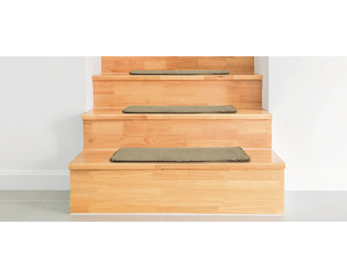 Holztreppe mit Teppichstufenmatten