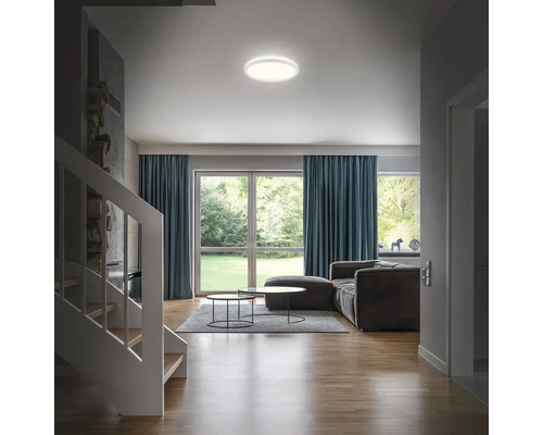 LED Deckenleuchte IP44 19W 2400 lm 4000 K HxØ 3,5x29 cm Slim weiß + Backlight Effect Wohnzimmer mit Deckenleuchte, Sofa und Fenster