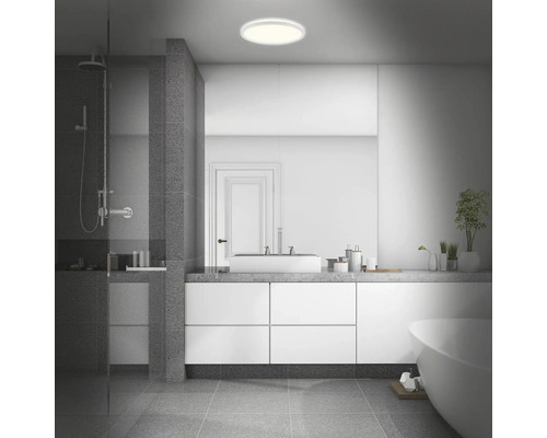 Badezimmer mit Dusche, Waschtisch, Spiegel, Badewanne und Deckenleuchte