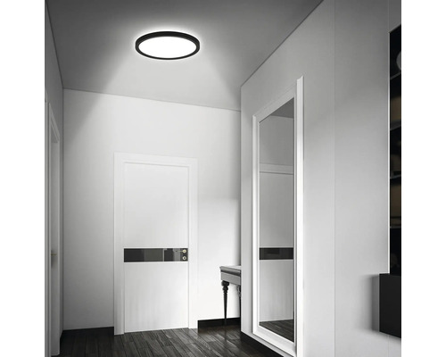 Deckenleuchte im Flur eines Hauses.