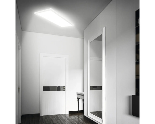 Flur mit weißer Deckenleuchte, Tür und Spiegel