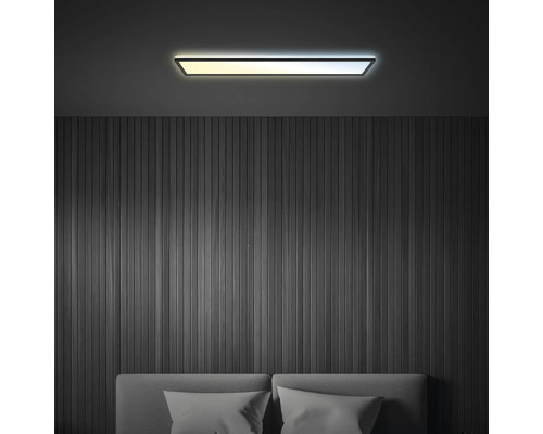 Deckenleuchte über Bett im Schlafzimmer