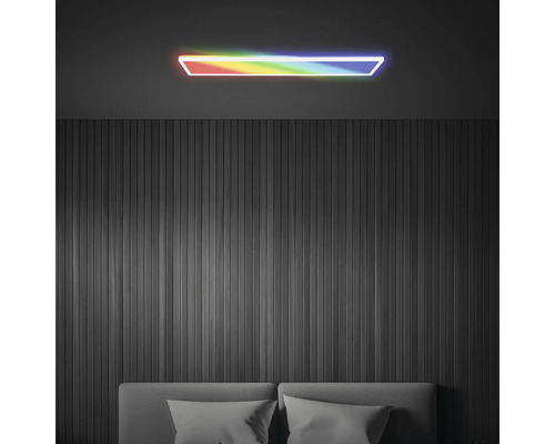 Schlafzimmer mit einem Bett und einer farbigen Deckenleuchte