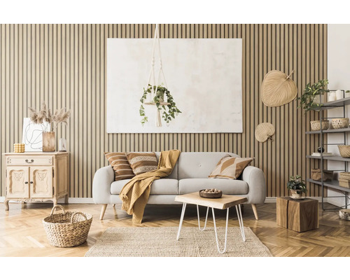 Wohnzimmer mit Paneelwand, Sofa und Holztisch