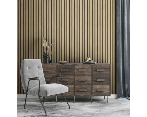 Interieur mit Holzlamellenwand, Kommode und Sessel