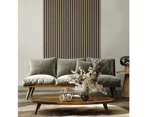 Wohnzimmer mit Holzlamellenwand, Sofa und Holztisch