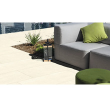Szene mit Terrassenplatten, Sofa, Hocker und Dekoration neben einem Pool