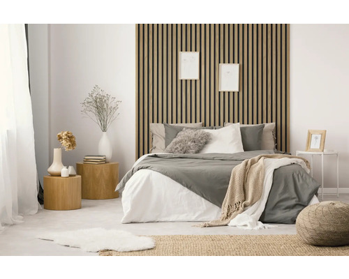 Schlafzimmer mit Doppelbett, Holzpaneelwand und Beistelltischen