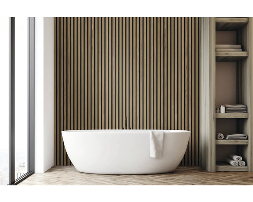 Modernes Badezimmer mit freistehender Badewanne, Holzpaneelwand und Regal