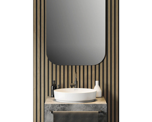 Modernes Badezimmer mit Aufsatzwaschbecken, Spiegel und Holzpaneelen