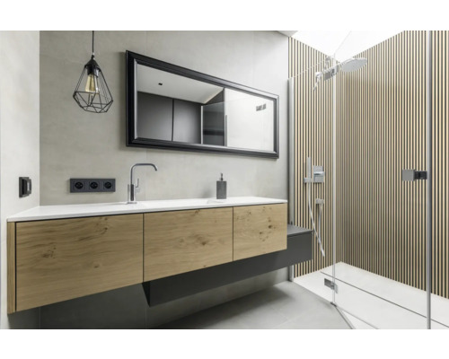 Modernes Badezimmer mit Waschtisch, Spiegel und Dusche