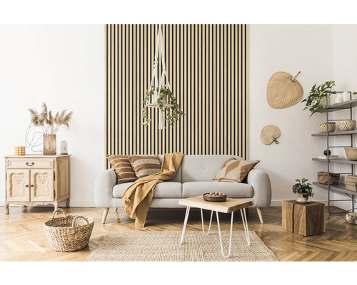 Wohnzimmer mit Sofa, Holzwandpaneelen und Dekorationen für eine gemütliche Atmosphäre