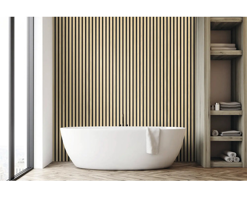 Badezimmer mit freistehender Badewanne, Holzpaneelwand und Holzregal