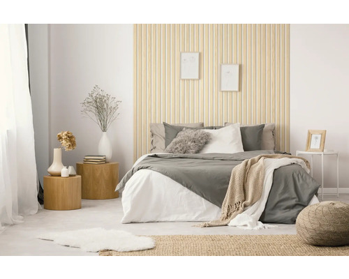 Schlafzimmer mit Bett, Nachttischen und dekorativen Elementen für eine helle und freundliche Atmosphäre.