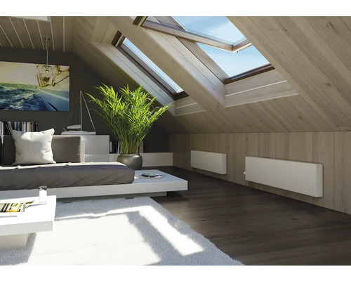 Heller Dachbodenraum mit Dachfenstern, Sofa, Pflanze und Heizkörpern