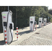 Mehrere Ladestationen für Elektroautos in einer Reihe.