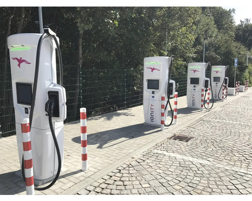 Mehrere Ladestationen für Elektroautos in einer Reihe.