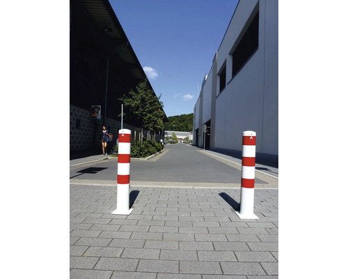 Zwei rot-weiß gestreifte Verkehrspoller zur Verkehrsleitung