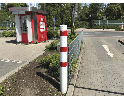 Rot-weisser Sicherheitspoller neben einer Strasse.