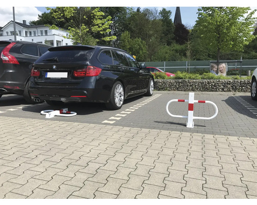 Geparkter Pkw mit Parkplatzsperre