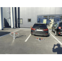 Parkplatz mit umklappbarem Parkbügel zur Fahrzeugsicherung