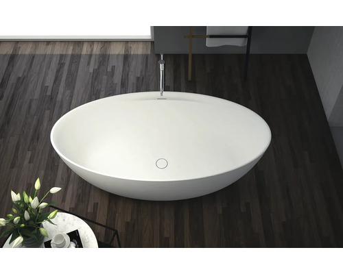 Freistehende Badewanne in einem Badezimmer mit Holzboden.