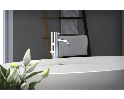 Szene mit einem Waschbecken und einer Armatur im Badezimmer.