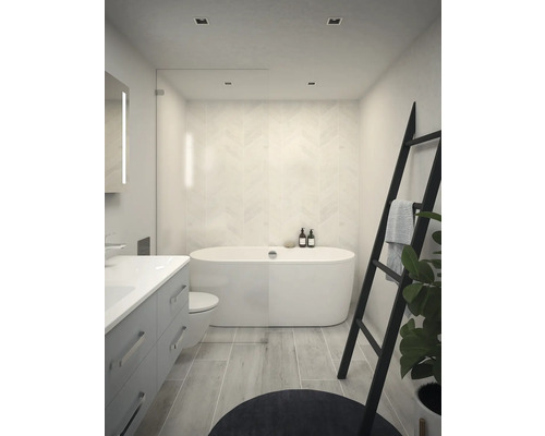 Helles Badezimmer mit Badewanne, Waschtisch und Leiterregal