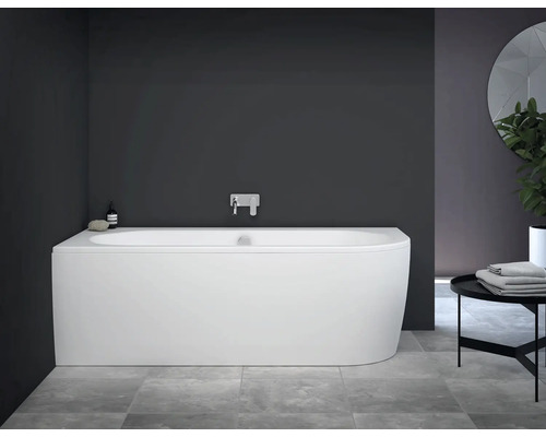 Eckbadewanne aus Sanitäracryl in einem modernen Badezimmer