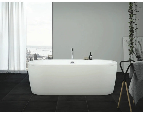 form&style Freistehende Badewanne SANSIBAR 80 x 180 cm weiß glänzend Freistehende Badewanne in einem Badezimmer mit Fenster und Dekoration