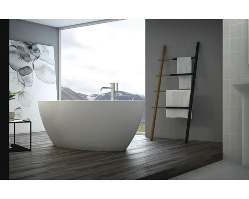 Badezimmer mit freistehender Badewanne, Handtuchleiter und großem Fenster mit Bergblick