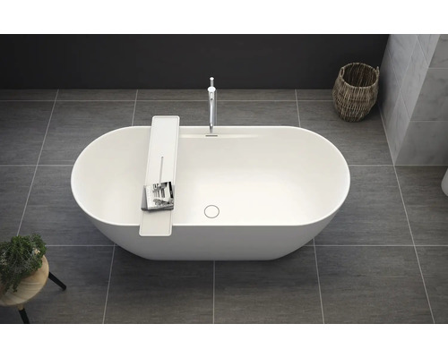 Freistehende Badewanne mit Armatur und Ablage im Badezimmer