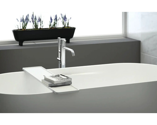 Freistehende Badewanne mit Armatur, Badewannenablage und Dekoration