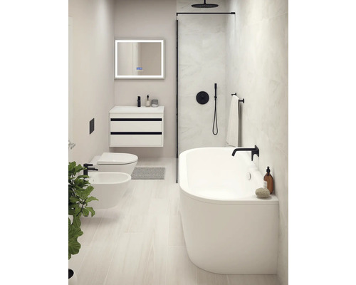 Helles Badezimmer mit Badewanne, Toilette, Bidet und Waschtisch