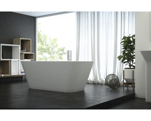 Helles Badezimmer mit freistehender Badewanne, Regal und Dekoration